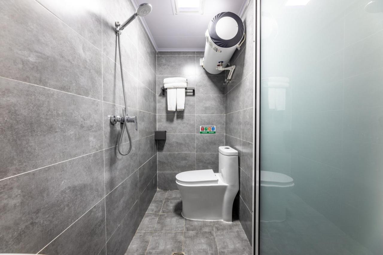 Happy Dragon Hotel -- Nearby Tiananmen Square & Forbidden City & Wangfujing Street & Line 5,6,8 Subway Nearby & Free Coffee & Free Laundry & Fluent English Speaking & Tourist Attractions Ticket Service & Free Wifi Unlimited For Western Software Beijing Eksteriør bilde