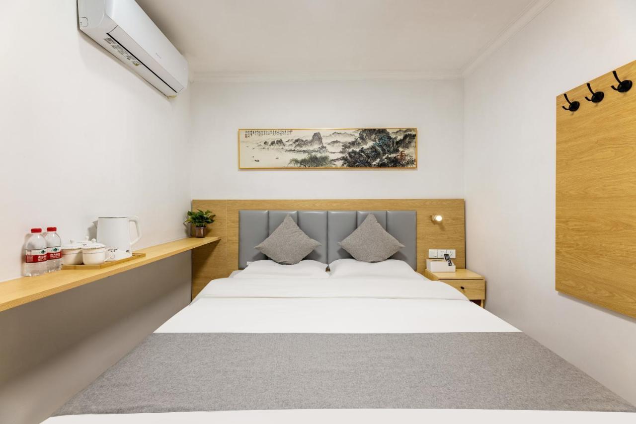 Happy Dragon Hotel -- Nearby Tiananmen Square & Forbidden City & Wangfujing Street & Line 5,6,8 Subway Nearby & Free Coffee & Free Laundry & Fluent English Speaking & Tourist Attractions Ticket Service & Free Wifi Unlimited For Western Software Beijing Eksteriør bilde