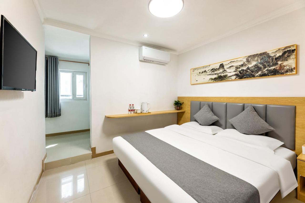 Happy Dragon Hotel -- Nearby Tiananmen Square & Forbidden City & Wangfujing Street & Line 5,6,8 Subway Nearby & Free Coffee & Free Laundry & Fluent English Speaking & Tourist Attractions Ticket Service & Free Wifi Unlimited For Western Software Beijing Eksteriør bilde