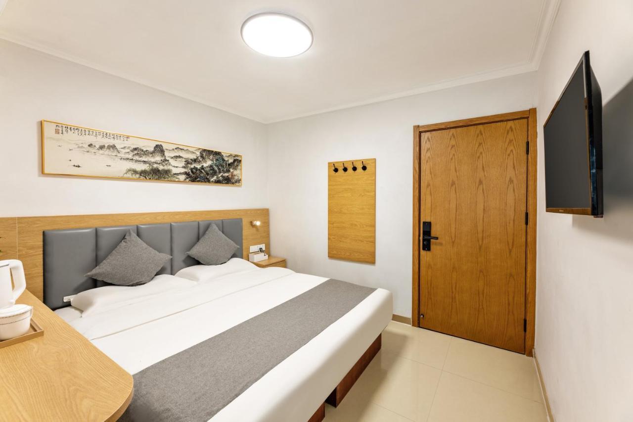 Happy Dragon Hotel -- Nearby Tiananmen Square & Forbidden City & Wangfujing Street & Line 5,6,8 Subway Nearby & Free Coffee & Free Laundry & Fluent English Speaking & Tourist Attractions Ticket Service & Free Wifi Unlimited For Western Software Beijing Eksteriør bilde
