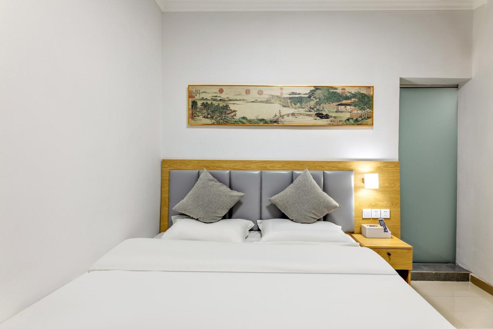 Happy Dragon Hotel -- Nearby Tiananmen Square & Forbidden City & Wangfujing Street & Line 5,6,8 Subway Nearby & Free Coffee & Free Laundry & Fluent English Speaking & Tourist Attractions Ticket Service & Free Wifi Unlimited For Western Software Beijing Eksteriør bilde