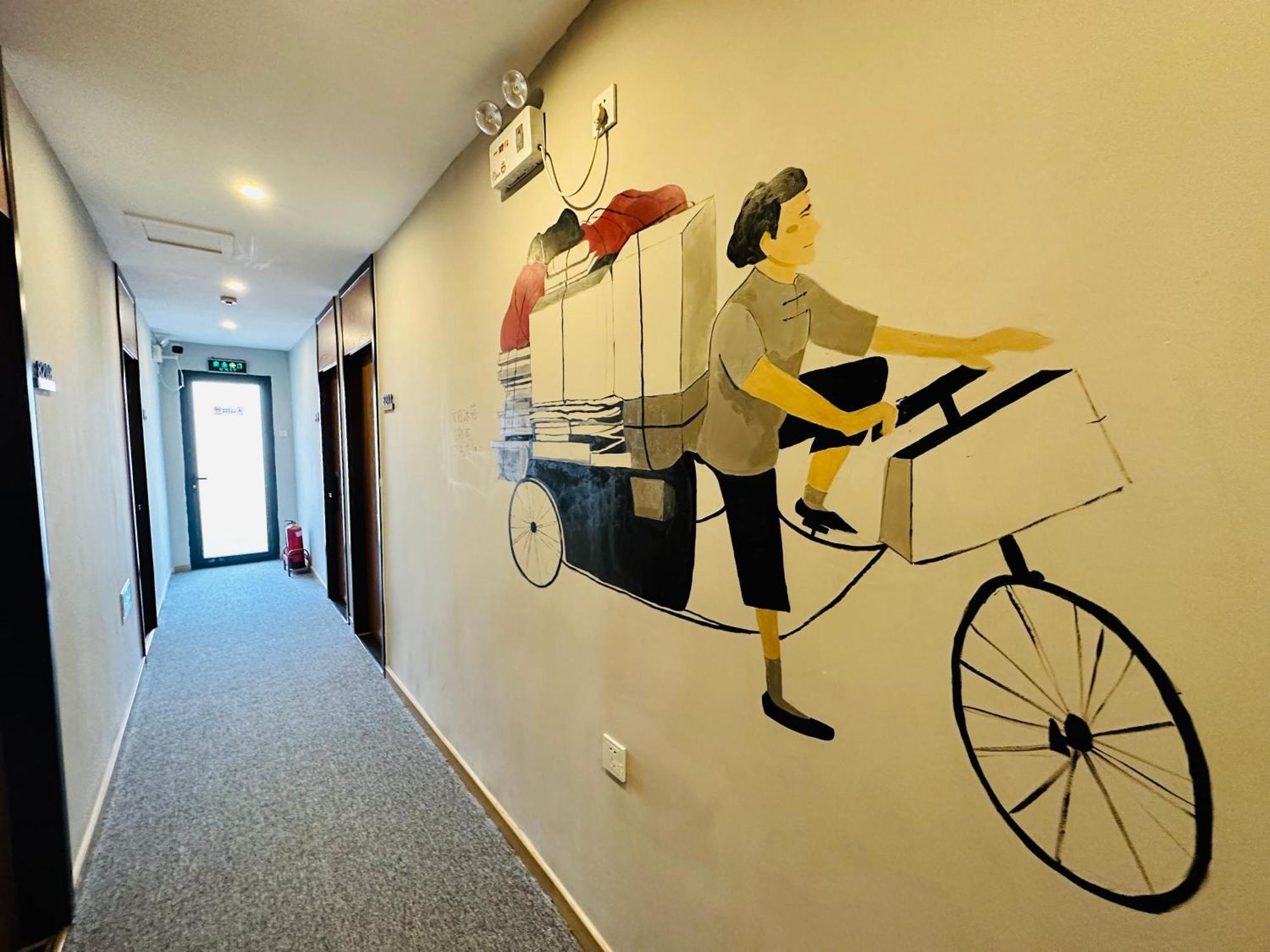 Happy Dragon Hotel -- Nearby Tiananmen Square & Forbidden City & Wangfujing Street & Line 5,6,8 Subway Nearby & Free Coffee & Free Laundry & Fluent English Speaking & Tourist Attractions Ticket Service & Free Wifi Unlimited For Western Software Beijing Eksteriør bilde
