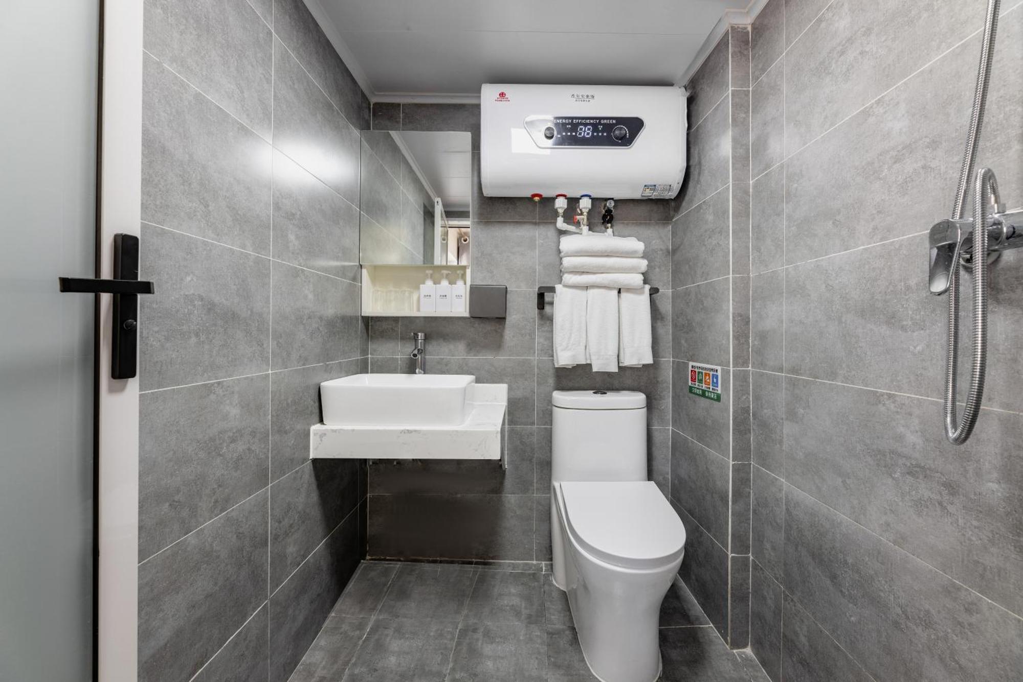Happy Dragon Hotel -- Nearby Tiananmen Square & Forbidden City & Wangfujing Street & Line 5,6,8 Subway Nearby & Free Coffee & Free Laundry & Fluent English Speaking & Tourist Attractions Ticket Service & Free Wifi Unlimited For Western Software Beijing Eksteriør bilde