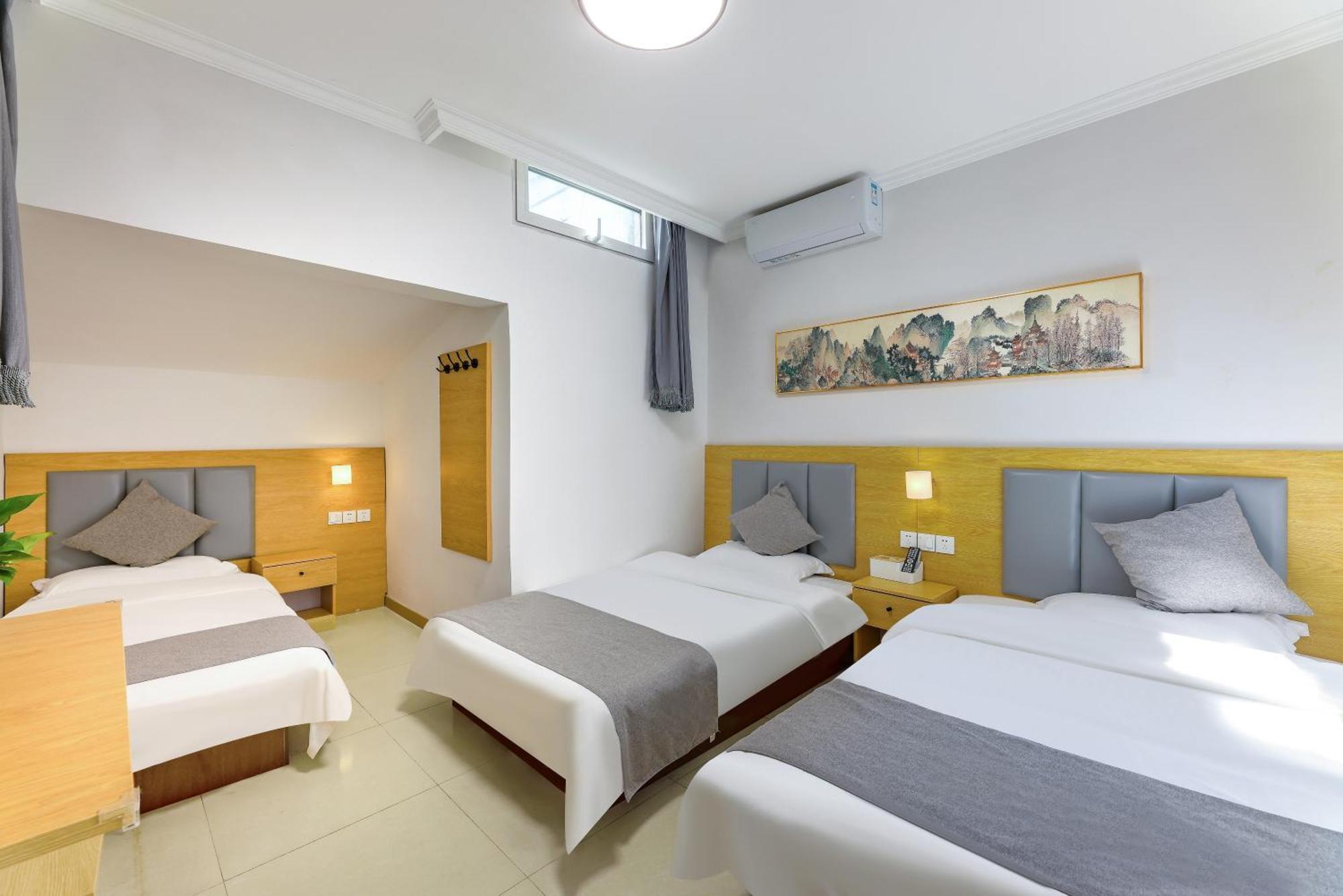 Happy Dragon Hotel -- Nearby Tiananmen Square & Forbidden City & Wangfujing Street & Line 5,6,8 Subway Nearby & Free Coffee & Free Laundry & Fluent English Speaking & Tourist Attractions Ticket Service & Free Wifi Unlimited For Western Software Beijing Eksteriør bilde