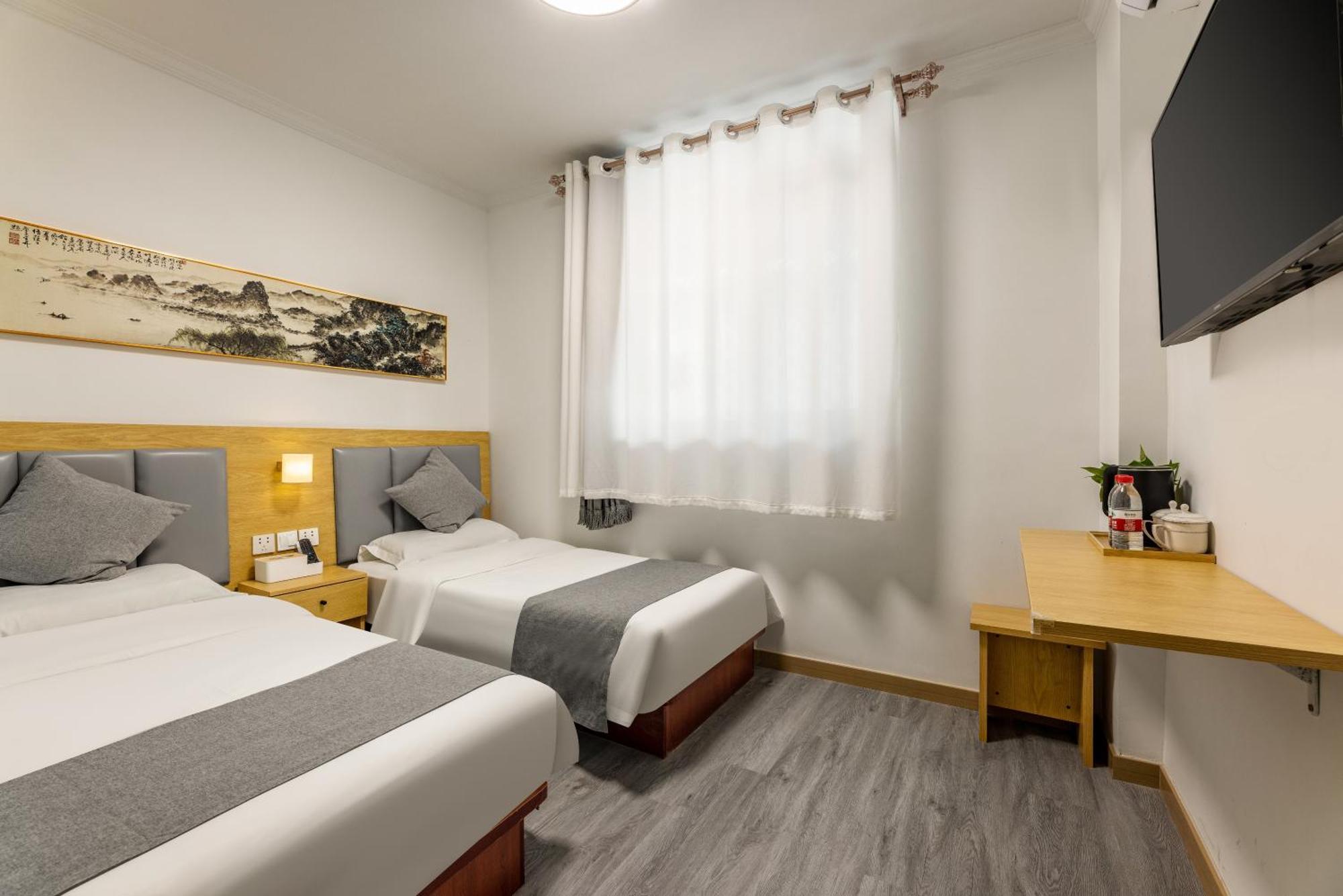 Happy Dragon Hotel -- Nearby Tiananmen Square & Forbidden City & Wangfujing Street & Line 5,6,8 Subway Nearby & Free Coffee & Free Laundry & Fluent English Speaking & Tourist Attractions Ticket Service & Free Wifi Unlimited For Western Software Beijing Eksteriør bilde