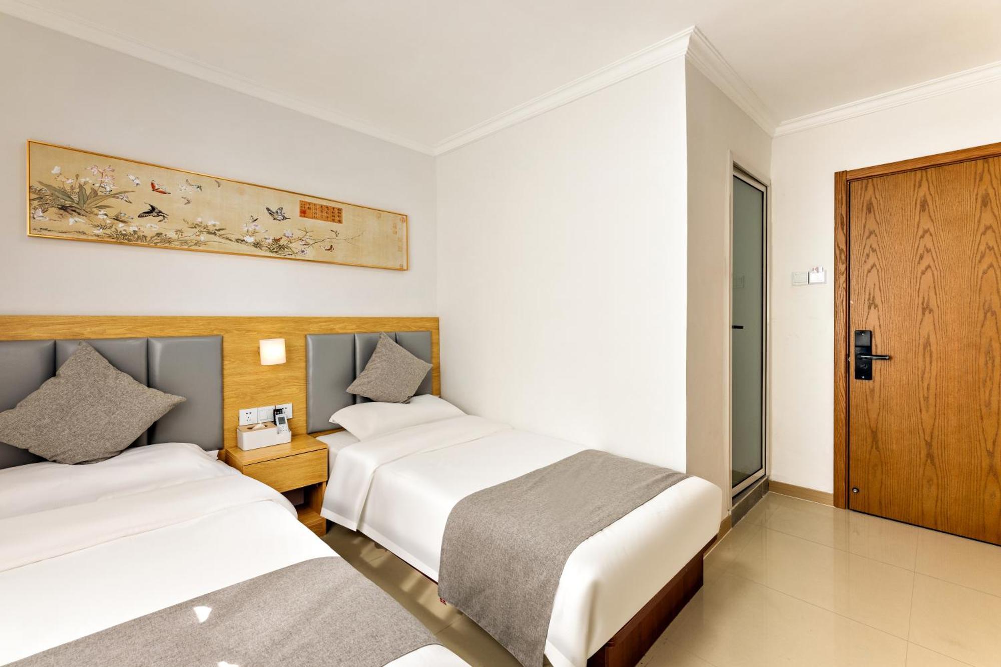 Happy Dragon Hotel -- Nearby Tiananmen Square & Forbidden City & Wangfujing Street & Line 5,6,8 Subway Nearby & Free Coffee & Free Laundry & Fluent English Speaking & Tourist Attractions Ticket Service & Free Wifi Unlimited For Western Software Beijing Eksteriør bilde