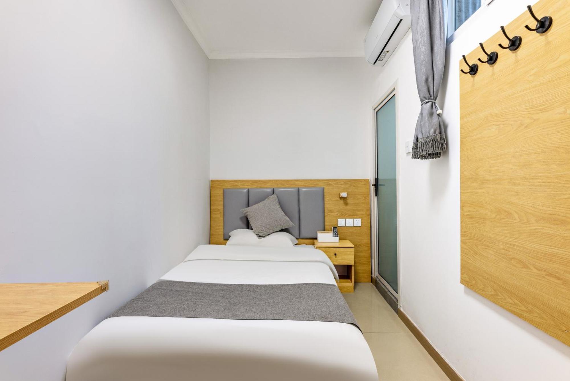 Happy Dragon Hotel -- Nearby Tiananmen Square & Forbidden City & Wangfujing Street & Line 5,6,8 Subway Nearby & Free Coffee & Free Laundry & Fluent English Speaking & Tourist Attractions Ticket Service & Free Wifi Unlimited For Western Software Beijing Eksteriør bilde