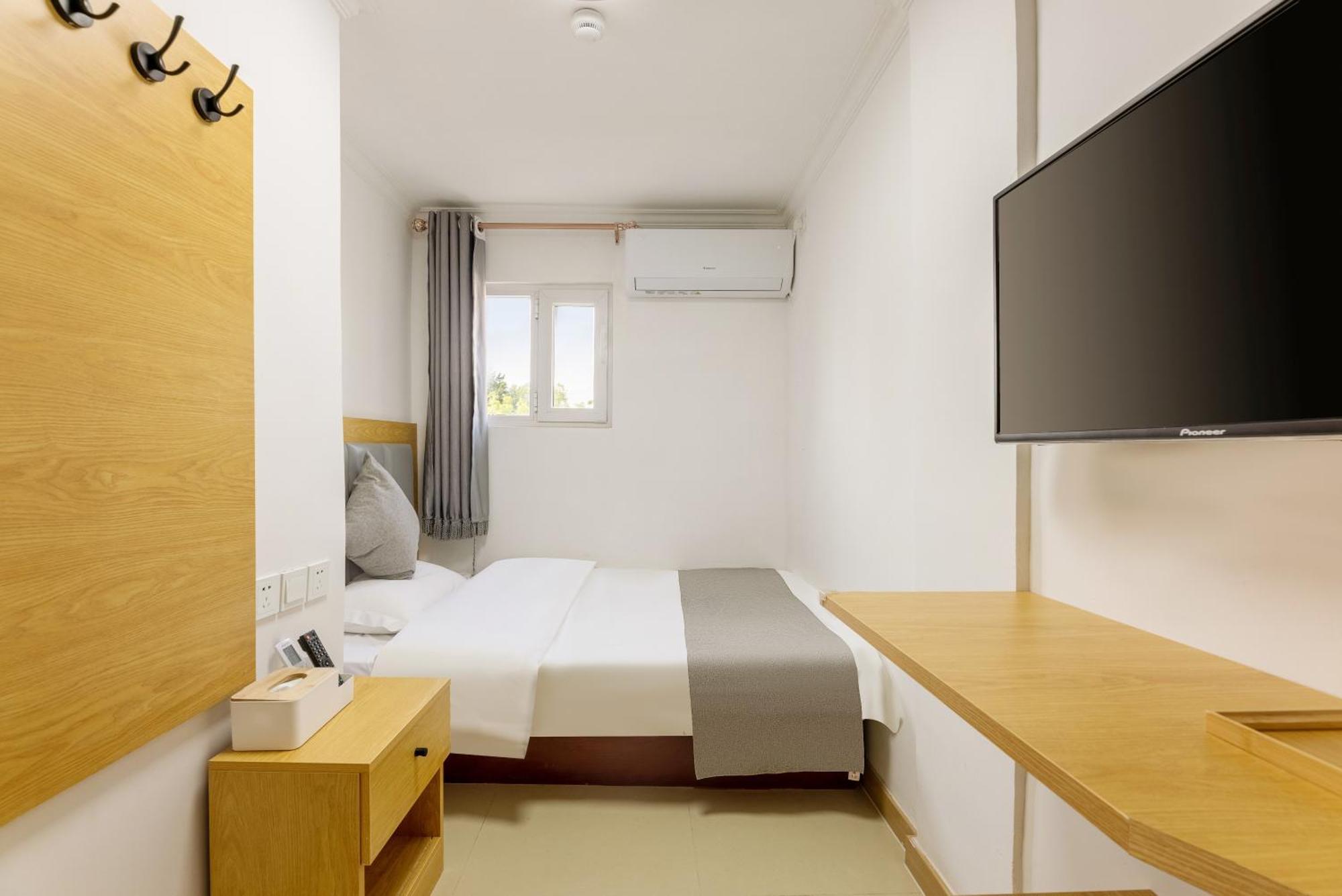 Happy Dragon Hotel -- Nearby Tiananmen Square & Forbidden City & Wangfujing Street & Line 5,6,8 Subway Nearby & Free Coffee & Free Laundry & Fluent English Speaking & Tourist Attractions Ticket Service & Free Wifi Unlimited For Western Software Beijing Eksteriør bilde