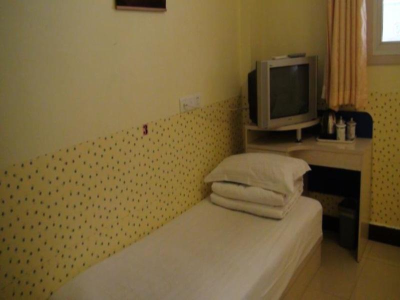 Happy Dragon Hotel -- Nearby Tiananmen Square & Forbidden City & Wangfujing Street & Line 5,6,8 Subway Nearby & Free Coffee & Free Laundry & Fluent English Speaking & Tourist Attractions Ticket Service & Free Wifi Unlimited For Western Software Beijing Eksteriør bilde