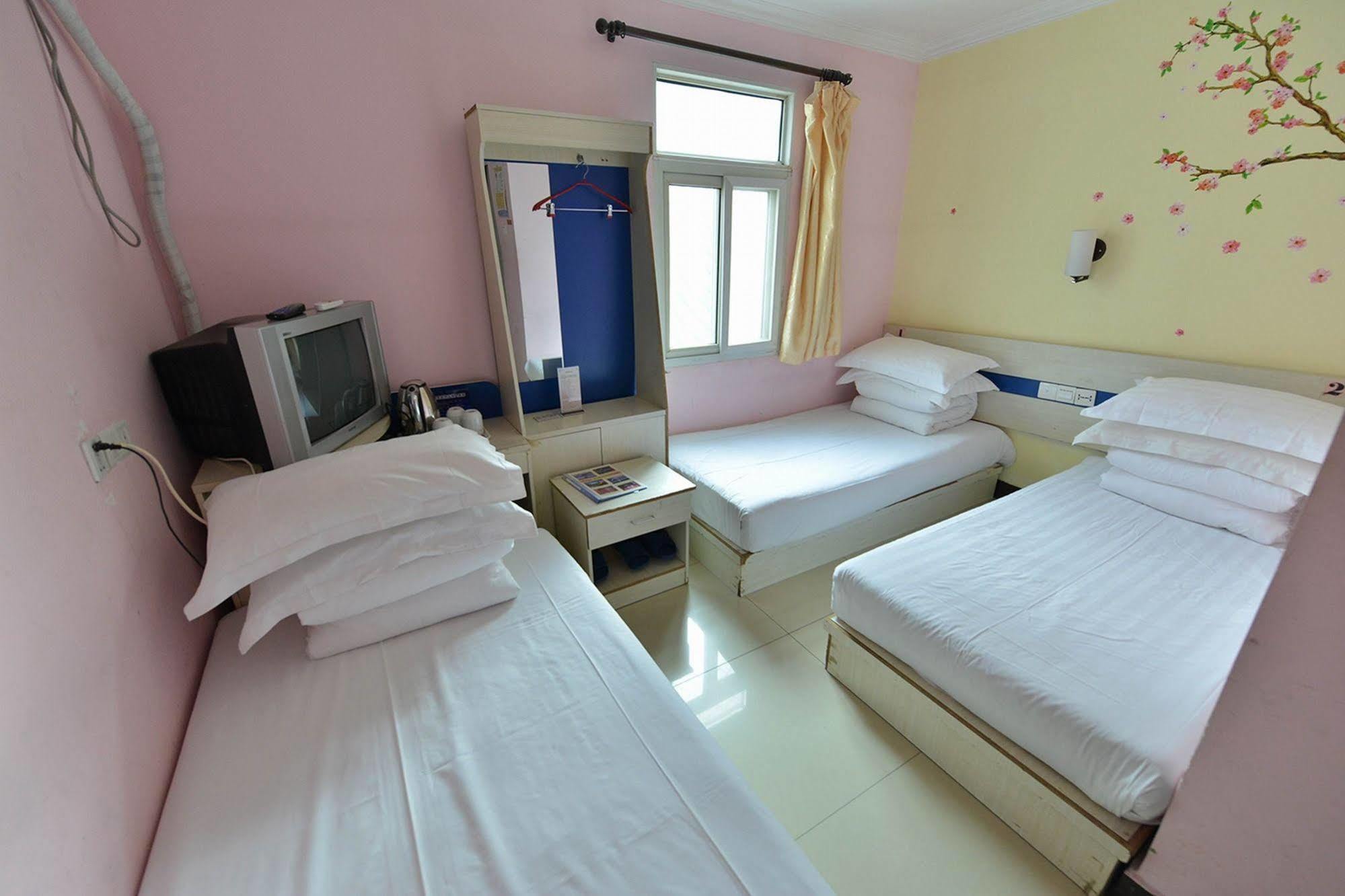 Happy Dragon Hotel -- Nearby Tiananmen Square & Forbidden City & Wangfujing Street & Line 5,6,8 Subway Nearby & Free Coffee & Free Laundry & Fluent English Speaking & Tourist Attractions Ticket Service & Free Wifi Unlimited For Western Software Beijing Eksteriør bilde
